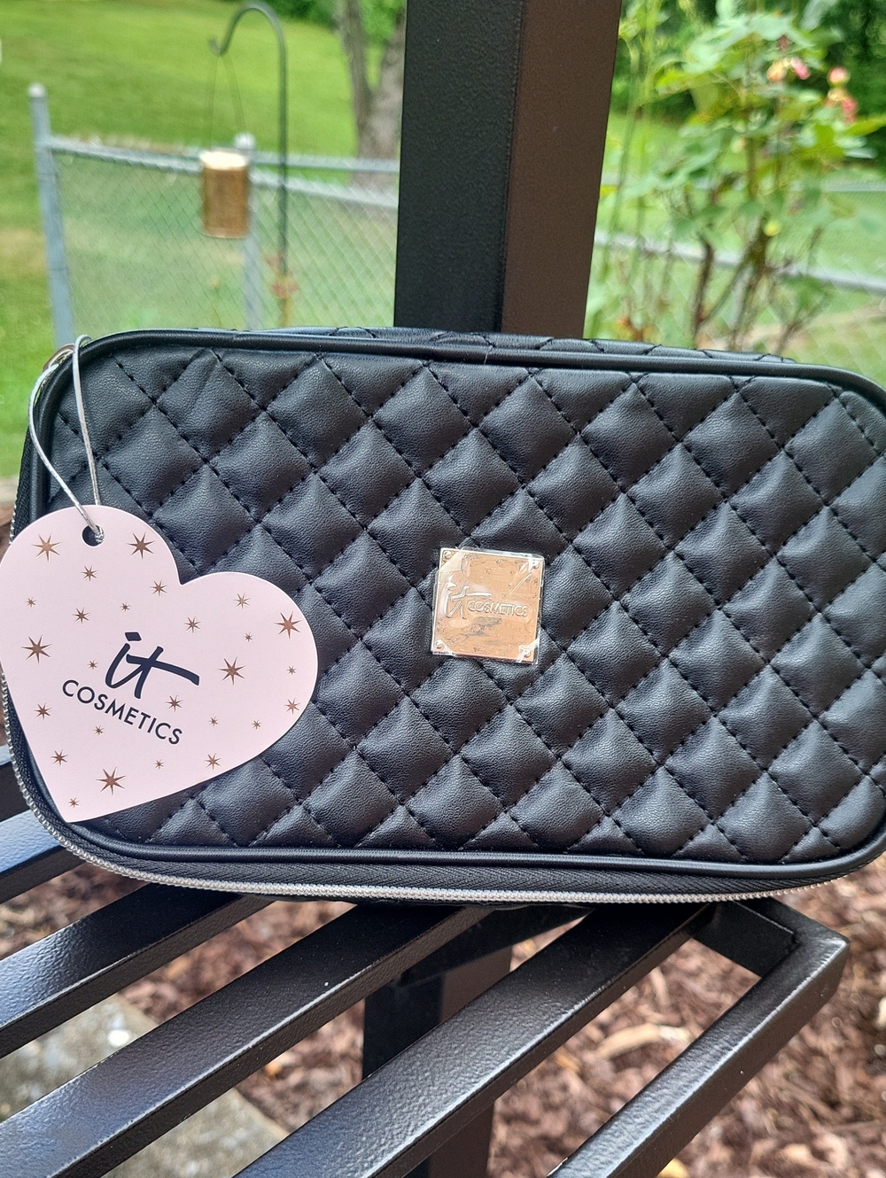 it cosmetics Quilted Black Makeup Pouch with 4 BNWT Brushes Included